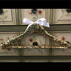 🌟💫✨GORGEOUS GOLD SEQUIN HANGERS🌟⭐️💫NWT. FINAL🎉🎉🎉NO OFFERS🫶🫶🫶